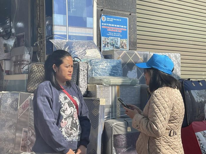 Điều tra viên thu thập thông tin tại một cửa hàng kinh doanh tại phường Hồng Bàng, TP. Hải Phòng. Ảnh: Mai Tấn