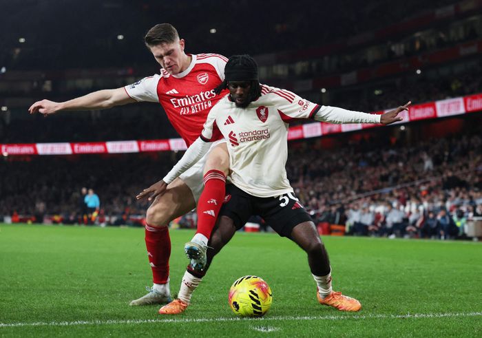  Gyokeres (trái) mờ nhạt trước Liverpool. Ảnh: Reuters. 
