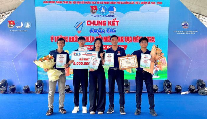 Nhóm sinh viên Trường Đại học Bách khoa (Đại học Đà Nẵng) được trao giải thưởng "Cánh chim trắng" hạng mục Cánh chim sáng tạo. Ảnh: NHẬT HẠ.