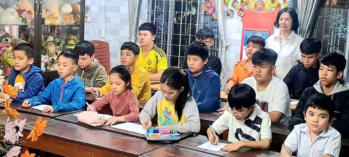 Chị Đào Thị Nhung tại “Lớp học Hạnh phúc” miễn phí cho học sinh khó khăn. Ảnh: P.A