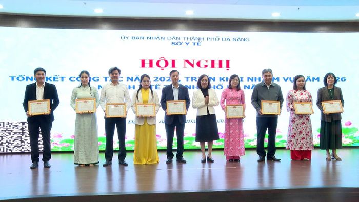 Các tập thể và cá nhân được khen thưởng tại hội nghị. Ảnh: TRƯỜNG SƠN