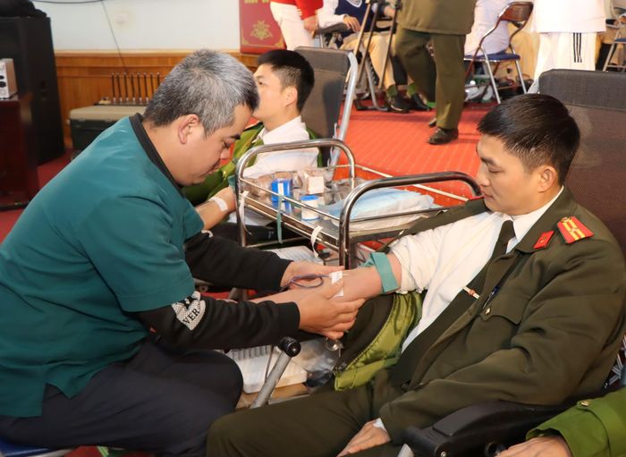 Cán bộ, chiến sỹ Công an tỉnh tham gia hiến máu.