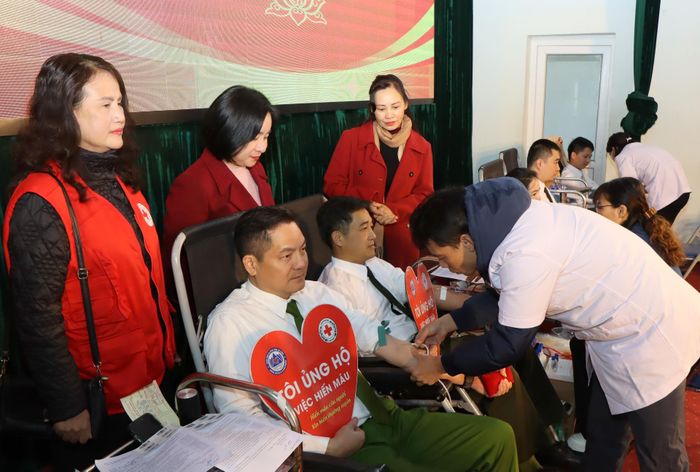 Lãnh đạo Công an tỉnh tham gia hiến máu.