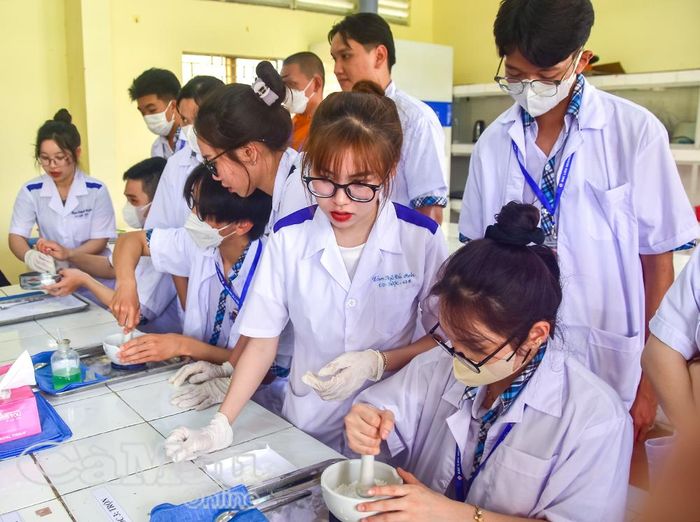 Sinh viên Trường Cao đẳng Y tế Bạc Liêu thực hành pha chế nước rửa tay.