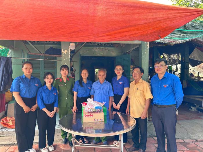 Tổ công tác 3 trong 1 của xã Phú Hòa Đông phối hợp tổ chức thăm hỏi gia đình chính sách và gia đình khó khăn