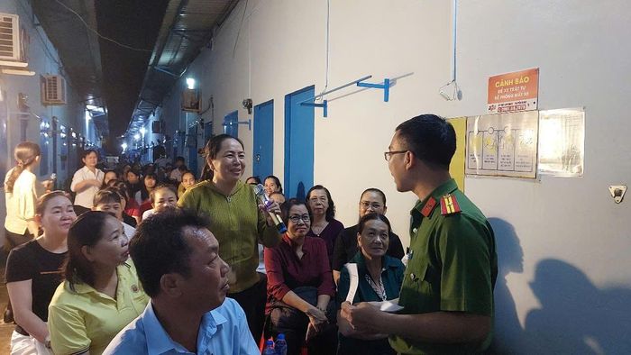 Tổ công tác 3 trong 1 của xã Phú Hòa Đông phối hợp tổ chức tuyên truyền tại khu nhà trọ trên địa bàn