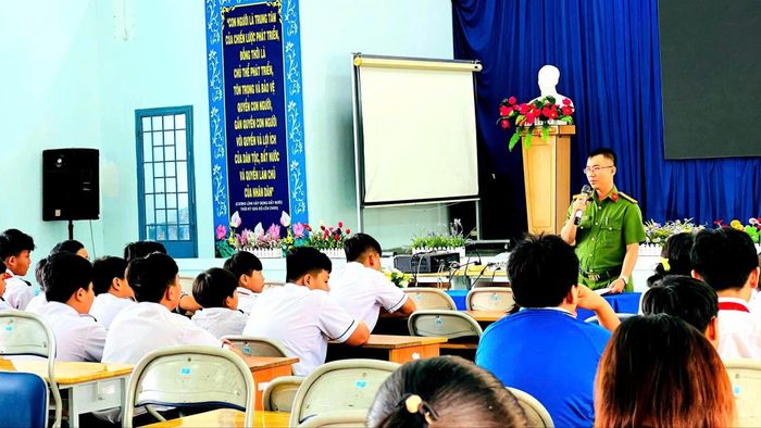 Tổ công tác 3 trong 1 của xã Phú Hòa Đông phối hợp tổ chức tuyên truyền tại trường học trên địa bàn