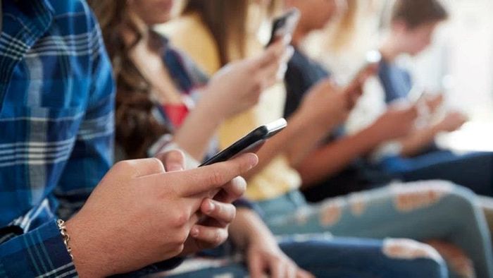 Mạng xã hội và nền tảng video như YouTube, TikTok trở thành ‘bản tin xã hội’ mới, nơi tin tức, quan điểm và cảm xúc lan truyền với tốc độ chóng mặt. (Ảnh: TF1)