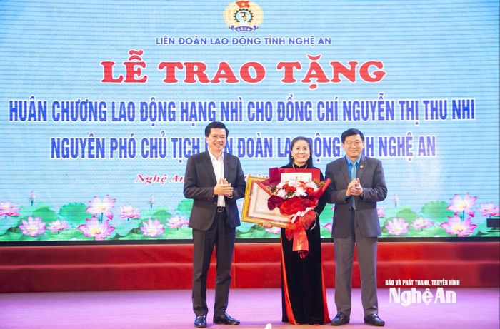 Trao tặng Huân chương Lao động hạng Nhì cho bà Nguyễn Thị Thu Nhi - nguyên Phó Chủ tịch LĐLĐ tỉnh. Ảnh: Diệp Thanh