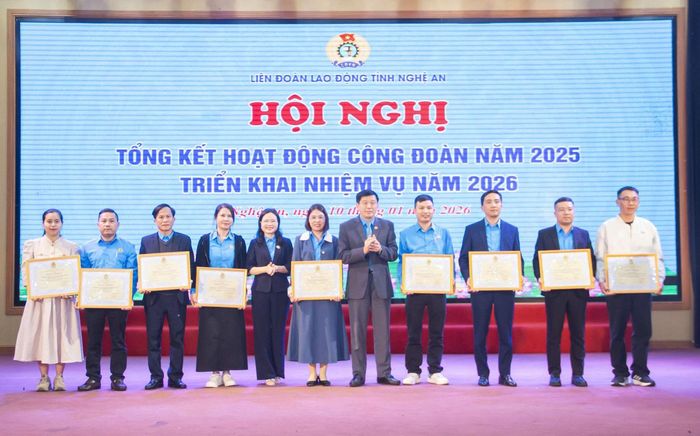 Trao tặng Bằng khen của Tổng Liên đoàn Lao động Việt Nam và Liên đoàn Lao động tỉnh Nghệ An cho các tập thể, cá nhân có thành tích xuất sắc trong năm 2025. Ảnh: Diệp Thanh