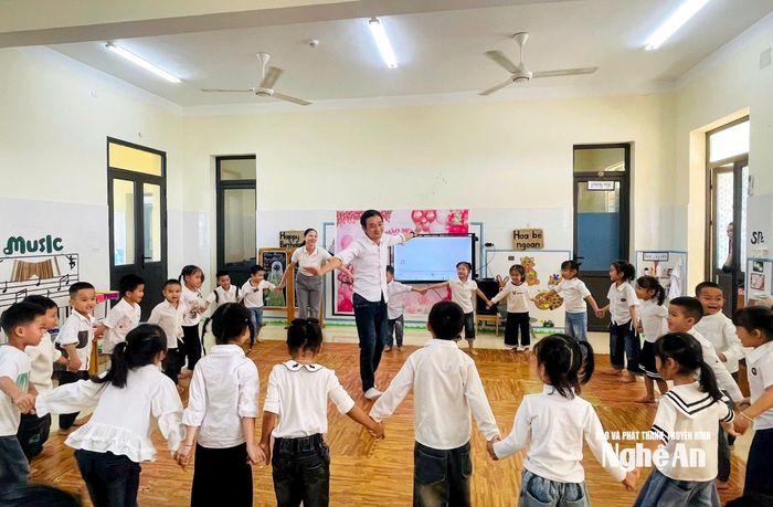 Tiết học của thầy giáo Lê Đăng Hạnh và các học trò. Ảnh: PV
