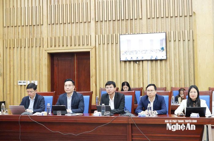 Các đại biểu đại diện Văn phòng UBND tỉnh, Sở Ngoại vụ, Nông nghiệp và Môi trường, Khoa học và Công nghệ dự hội nghị trực tuyến. Ảnh: TH