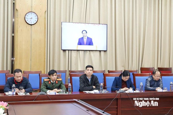 Đại diện các sở, ngành tham dự hội nghị trực tuyến tại điểm cầu Nghệ An. Ảnh: TH