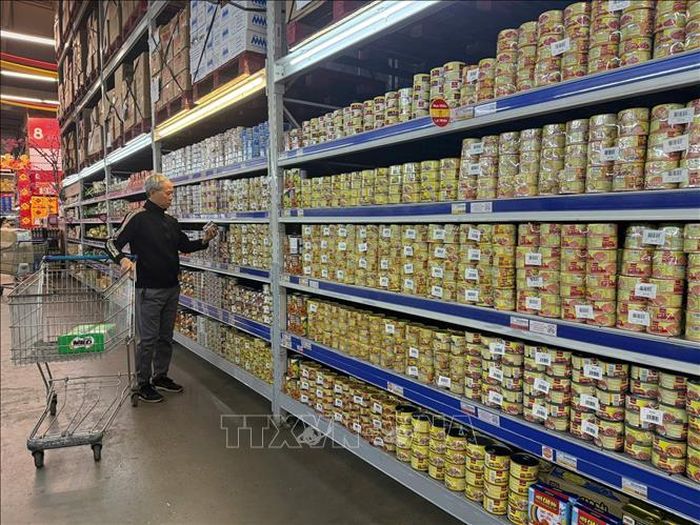 Các kệ hàng không còn trưng bày sản phẩm đồ hộp Hạ Long. Ảnh Tiến Vĩnh - TTXVN