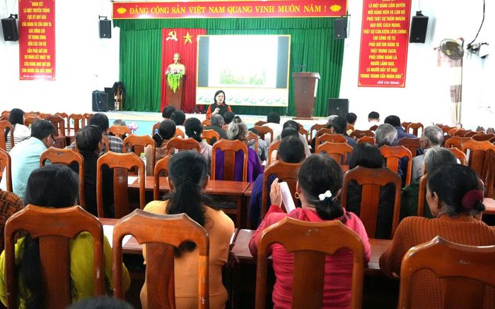 Hợp tác xã Nông ngư nghiệp Núi Thành tập huấn phương thức canh tác cho người dân tham gia mô hình liên kết sản xuất. Ảnh: PHAN VINH