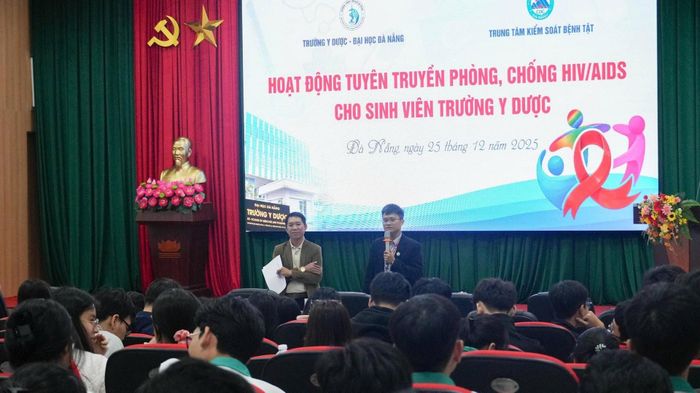 CDC Đà Nẵng phối hợp Trường Y dược (Đại học Đà Nẵng) tuyên truyền phòng, chống HIV/AIDS cho sinh viên. Ảnh: L.H