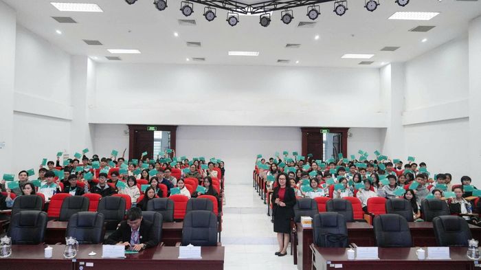CDC Đà Nẵng chủ động tuyên truyền phòng, chống HIV/AIDS cho sinh viên. Ảnh: L.H