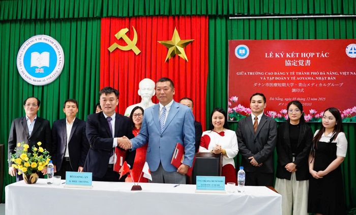 Đại diện Trường Cao đẳng Y tế thành phố Đà Nẵng và Tập đoàn Y tế Aoyama ký kết hợp tác. Ảnh: HOÀNG LIÊN