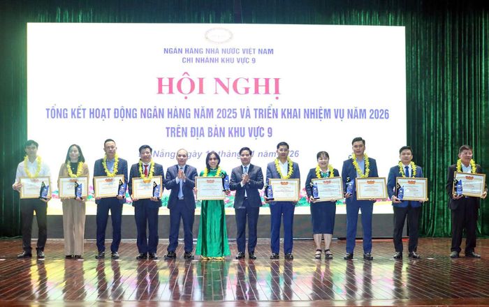Lãnh đạo Ngân hàng Nhà nước Việt Nam và Ngân hàng Nhà nước chi nhánh khu vực 9 trao thưởng cho các tổ chức tín dụng có thành tích xuất sắc năm 2025. Ảnh: MINH LÊ