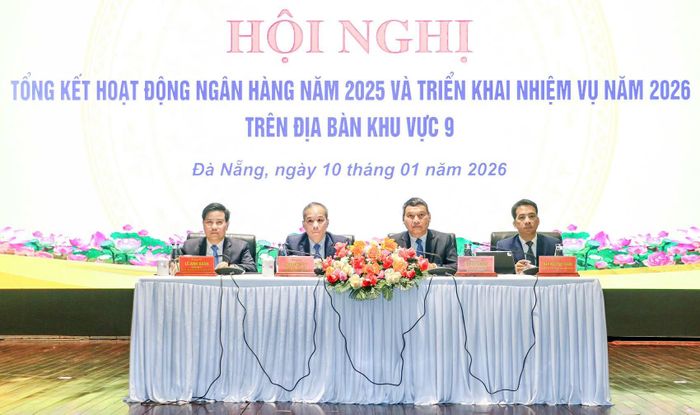 Phó Thống đốc Thường trực Ngân hàng Nhà nước Việt Nam Đoàn Thái Sơn (thứ 2, bên trái sang), Phó Chủ tịch Thường trực UBND thành phố Đà Nẵng Hồ Kỳ Minh (thứ 2, phải sang), Phó Chủ tịch UBND thành phố Huế Trần Hữu Thùy Giang (đầu tiên, bên phải) và Giám đốc Ngân hàng Nhà nước Việt Nam chi nhánh khu vực 9 Lê Anh Xuân chủ trì hội nghị. Ảnh: MINH LÊ