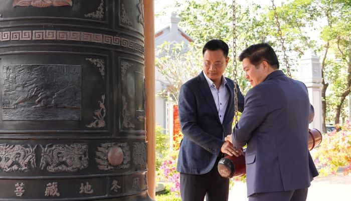 Đồng chí Lê Ngọc Quang, Bí thư Thành ủy Đà Nẵng và đồng chí Trần Vũ Khiêm, Phó Bí thư Thường trực Tỉnh ủy Quảng Trị thực hiện nghi thức thỉnh chuông tại Đền thờ Bác Hồ và các Anh hùng liệt sĩ tỉnh - Ảnh: Q.V