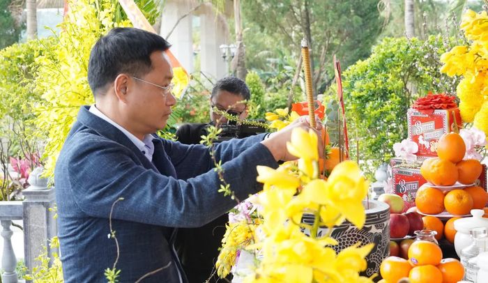 Đồng chí Lê Ngọc Quang, Bí thư Thành ủy Đà Nẵng dâng hương tại Di tích lịch sử Bến phà II Long Đại - Ảnh: Q.V