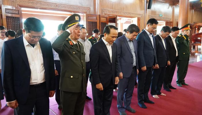 Các đại biểu dành phút mặc niệm tưởng nhớ Bác Hồ và các Anh hùng liệt sĩ - Ảnh: Q.V
