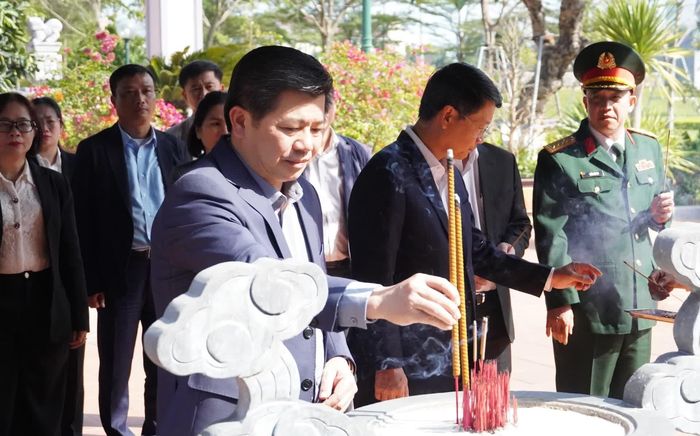 Đồng chí Trần Vũ Khiêm, Phó Bí thư Thường trực Tỉnh ủy Quảng Trị dâng hương tại Đền thờ Bác Hồ và các Anh hùng liệt sĩ tỉnh - Ảnh: Q.V
