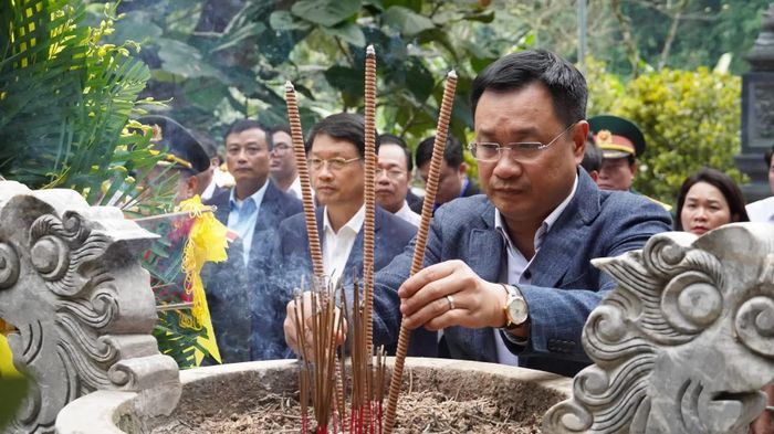 Đồng chí Lê Ngọc Quang, Bí thư Thành ủy Đà Nẵng dâng hương tại Di tích Quốc gia đặc biệt hang Tám Cô - Ảnh: Q.V