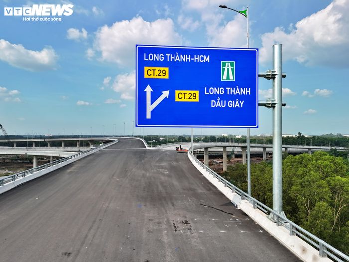 Khi đưa vào khai thác, đây sẽ là cửa ngõ chính dẫn dòng phương tiện từ TP.HCM, khu công nghiệp Nhơn Trạch, Đồng Nai và các tỉnh miền Trung, miền Bắc đến sân bay Long Thành. Hiện các nhánh cầu nhập cao tốc đã được thảm bê tông nhựa, hoàn thiện hệ thống hộ lan, biển báo, chiếu sáng và đang chờ thi công vạch kẻ đường.