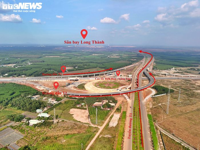 Cách đó khoảng 4km, nút giao T1 - T2 cũng đã cơ bản hoàn thiện các hạng mục chính. Các nhánh cầu dẫn từ tuyến T2 ra vào sân bay đã được thảm nhựa và lắp đặt đầy đủ các hạng mục bảo đảm an toàn giao thông.