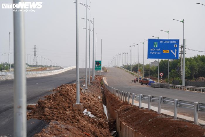Không chỉ đóng vai trò kết nối tuyến T2 với cao tốc TP.HCM - Long Thành - Dầu Giây, nút giao này còn liên thông trực tiếp với cao tốc Biên Hòa - Vũng Tàu chạy phía dưới, hình thành một tổ hợp giao thông.