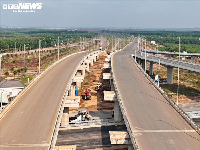 Phần lớn chiều dài tuyến đã được thảm nhựa, chờ sơn vạch kẻ đường, trong khi các hạng mục cảnh quan, mảng xanh tiếp tục được chỉnh trang.