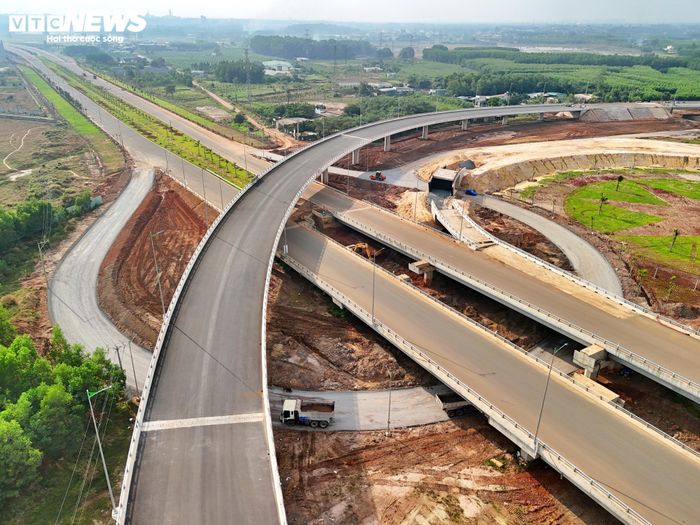 Theo ghi nhận, các đường dẫn phục vụ phương tiện quay đầu về Quốc lộ 51 và nhập vào cao tốc Biên Hòa - Vũng Tàu hiện đang thi công lớp cấp phối đá dăm, chuẩn bị cho giai đoạn thảm nhựa.