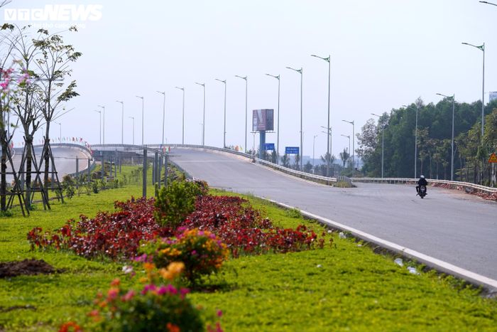 Trên tuyến T1, hạng mục cầu vượt dẫn thẳng vào sân bay Long Thành đã hoàn thành và đưa vào sử dụng thời gian gần đây.