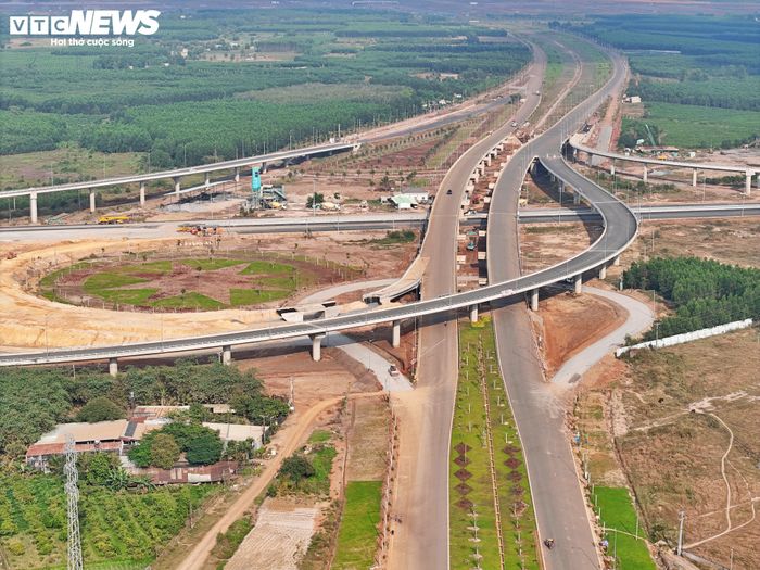 Nút giao giữa hai tuyến T1 và T2 được xem là “trái tim” của toàn bộ dự án. Công trình không chỉ kết nối trực tiếp hai tuyến đường mới mà còn điều tiết dòng xe theo trục Bắc - Nam (tuyến T1) và Đông - Tây (tuyến T2). Với thiết kế đa tầng, các làn xe tách biệt, nút giao này được kỳ vọng bảo đảm lưu thông liên tục, hạn chế nguy cơ ùn tắc khi sân bay Long Thành đi vào khai thác.