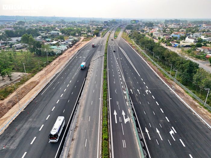 Ghi nhận của PV Báo Điện tử VTC News, điểm nhấn lớn nhất của dự án là nút giao giữa tuyến T2 và cao tốc TP.HCM - Long Thành - Dầu Giây. Đây được đánh giá là nút giao phức tạp nhất, với kết cấu đa tầng cho phép kết nối đồng thời nhiều trục giao thông quan trọng.