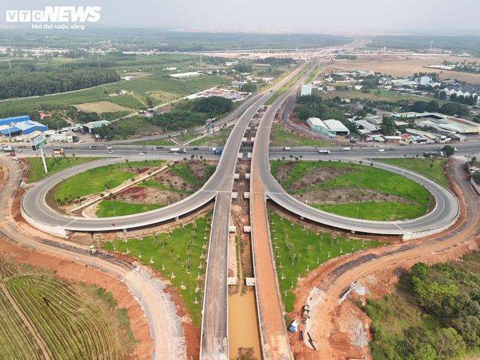 Riêng hạng mục nút giao đường T1 với Quốc lộ 51 (tỉnh Đồng Nai) đã hoàn thành gần như toàn bộ khối lượng thi công. Mặt đường chính, dải phân cách và các hạng mục thảm xanh cơ bản được hoàn thiện, hệ thống chiếu sáng đã lắp đặt, hiện chỉ còn chờ kẻ vạch sơn tổ chức giao thông. Đây là điểm giao cắt quan trọng giữa tuyến T1 dài hơn 4,3 km với Quốc lộ 51 - trục giao thông huyết mạch kết nối Đồng Nai với các tỉnh Đông Nam Bộ và các hành lang kinh tế ven biển.