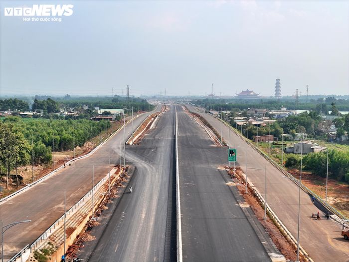 Tuyến T2 có chiều dài khoảng 3,5 km, nối trực tiếp cao tốc TP.HCM - Long Thành - Dầu Giây với sân bay Long Thành, chạy song song với cao tốc Biên Hòa - Vũng Tàu. Tuyến đường được thiết kế 4 làn xe, đạt tiêu chuẩn cao tốc, vận tốc thiết kế 100 km/h.