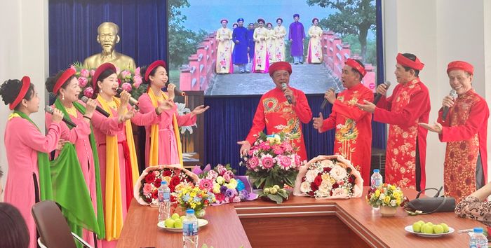  Thành viên CLB Dân ca Ví giặm Lam Hồng biểu diễn tại một chương trình 