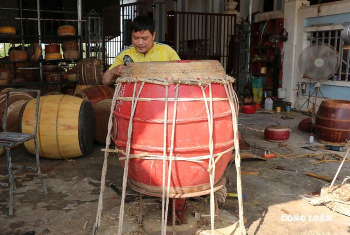 Nghề làm trống đòi hỏi sự tỉ mỉ, cẩn thận. Ảnh: Kim Long
