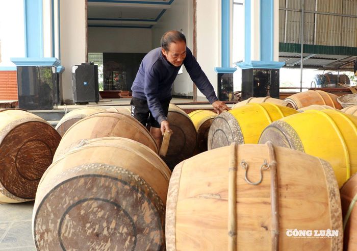 Kế thừa nghề truyền thống của tổ tiên, ông Cư dành cả cuộc đời mình đục đẽo, tích lũy kỹ thuật làm trống để giờ đây trở thành bí quyết riêng. Ảnh: Kim Long