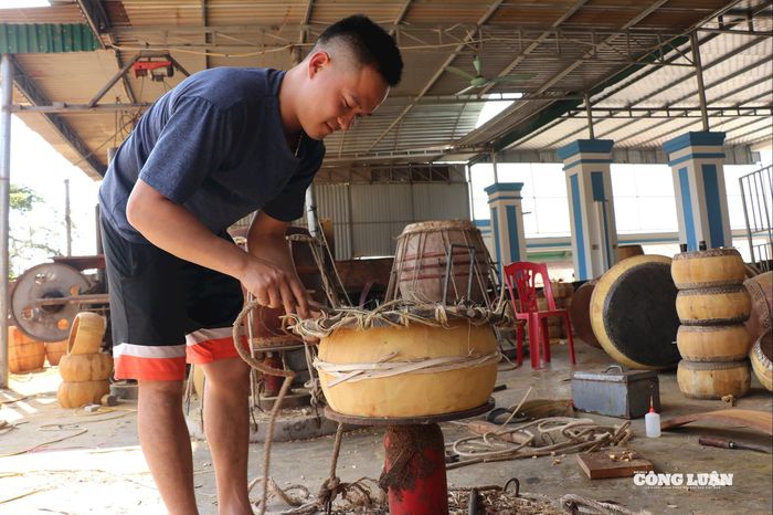 Các cơ sở ở Đại Đồng sản xuất nhiều loại trống với kích cỡ khác nhau, từ trống nhà thờ họ, trống trường học, trống lễ hội. Ảnh: Kim Long