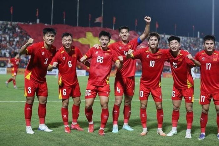 CĐV Thái Lan cho rằng các cầu thủ đội nhà nên học hỏi bản lĩnh thi đấu của U23 Việt Nam. Ảnh: VFF