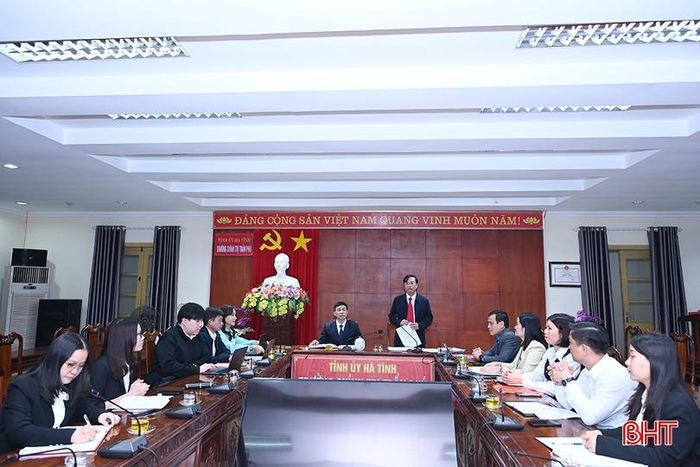 Tại Chi bộ Phòng Quản lý đào tạo và Nghiên cứu khoa học (Đảng bộ Trường Chính trị Trần Phú), các kỳ sinh hoạt thường kỳ và sinh hoạt chuyên đề đều được tổ chức nghiêm túc, bám sát hướng dẫn của cấp trên. 