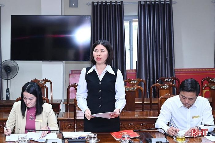  Đảng viên Chi bộ Phòng Quản lý đào tạo và Nghiên cứu khoa học sôi nổi thảo luận. 