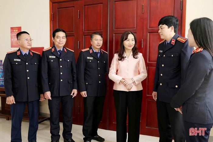  Đại biểu trò chuyện trước buổi sinh hoạt chi bộ tại Chi bộ Viện kiểm sát nhân dân khu vực 1 Hà Tĩnh. 