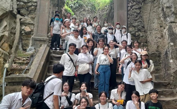 Học sinh Trường THPT Thái Phiên trong một hoạt động thực tế tại Danh thắng Ngũ Hành Sơn. Ảnh: NVCC
