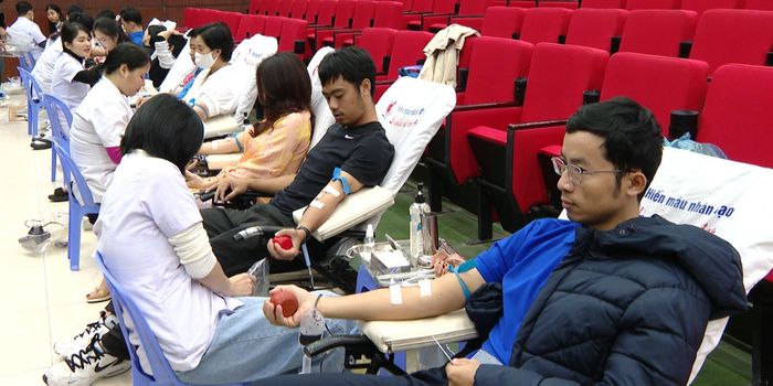 Thanh niên phường Sơn Trà tích cực tham gia hiến máu tình nguyện. Ảnh: PHƯƠNG HUY