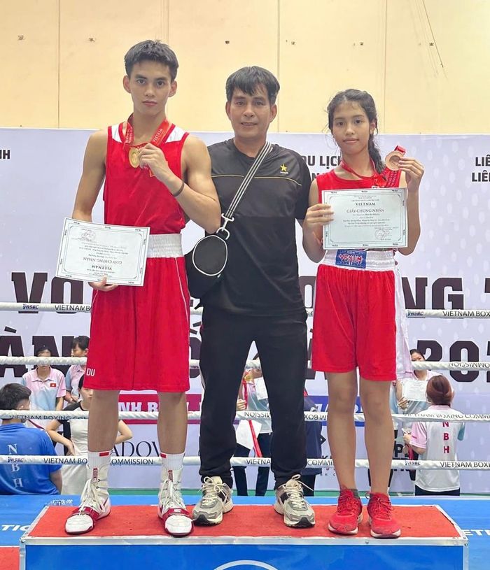  Hai anh em Đào Hà Tâm Du và Đào Hà Diệu Ly bên cha tại Giải vô địch trẻ boxing toàn quốc năm 2025. Ảnh: NVCC 